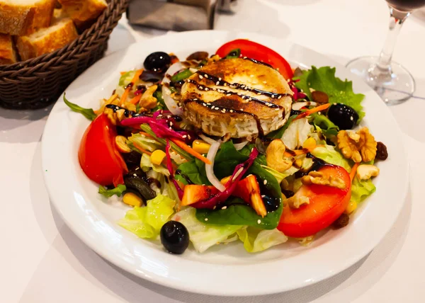 Salada deliciosa com queijo de cabra e nozes — Fotografia de Stock