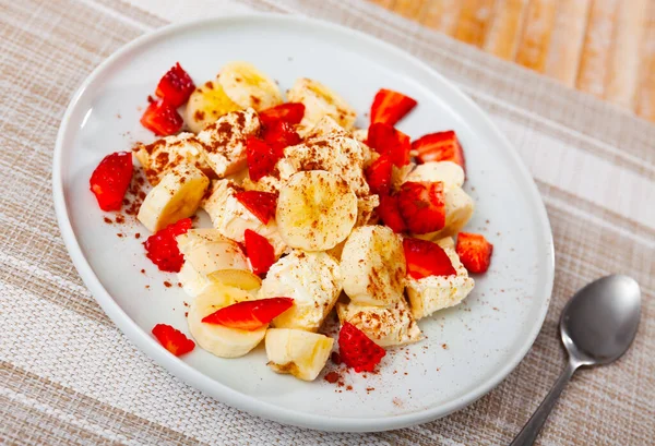 Vanille-ijs met aardbeien en banaan — Stockfoto
