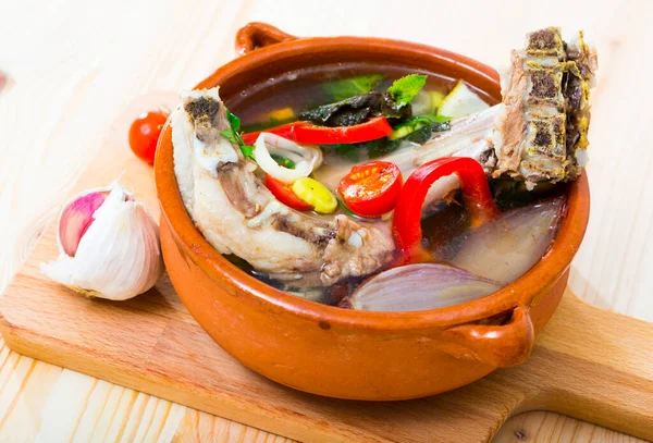 Zuppa di agnello con verdure, limone, cipolla e verdure, servita in ciotola — Foto Stock