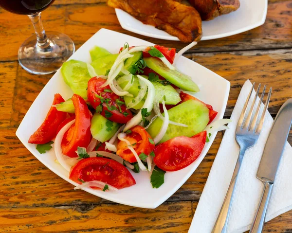 Georgischer Gemüsesalat mit Tomaten, Gurken, Zwiebeln, Koriander — Stockfoto