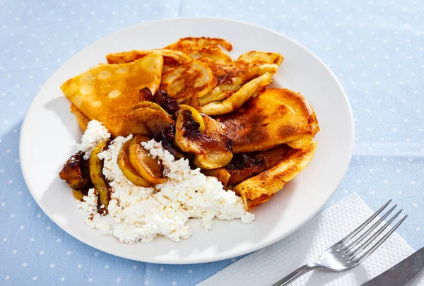 Sweet crepes with cottage cheese and baked apples with cinnamon — Stock Photo, Image