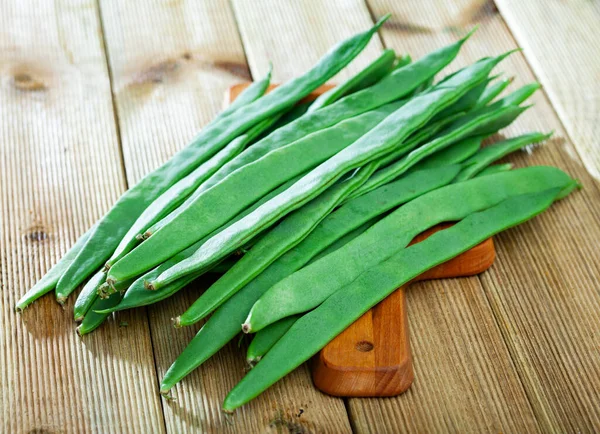 Judías verdes sobre mesa de madera — Foto de Stock