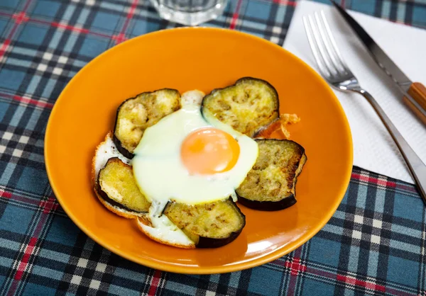 Jaja smażone z plastrami bakłażana serwowane na śniadanie — Zdjęcie stockowe