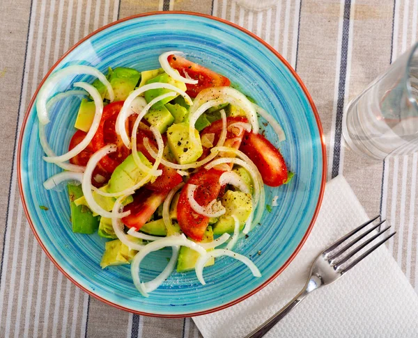 Salát s čerstvými rajčaty, zralé avokádo a cibulí — Stock fotografie
