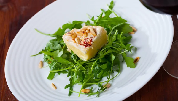 Camembert con rucola e pinoli — Foto Stock