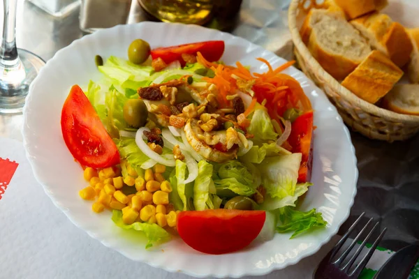 Spanischer Salat mit Ziegenkäse — Stockfoto