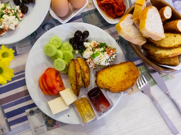 Pequeno-almoço turco rico e delicioso na mesa do hotel sem pessoas — Fotografia de Stock