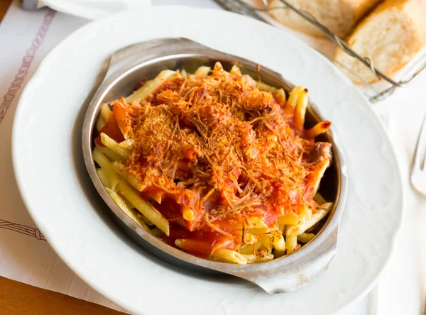 Makaron pieczony z kiełbasą, sos pomidorowy — Zdjęcie stockowe