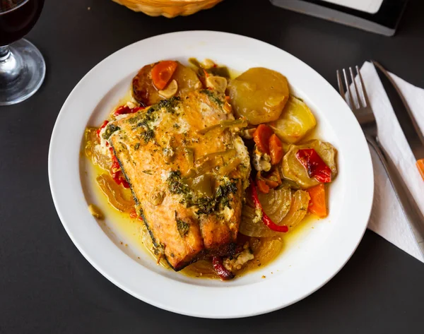 Appetizing salmon with stewed vegetables — Stock Photo, Image