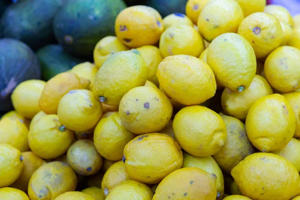 Pile of ripe lemons in market — Foto Stock