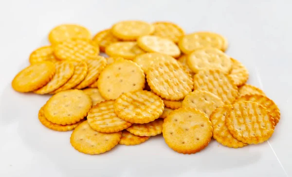 Un mucchio di biscotti cracker su sfondo bianco — Foto Stock
