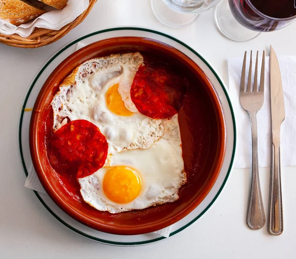 Πρωινό με ομελέτα, λουκάνικα και ντομάτες — Φωτογραφία Αρχείου