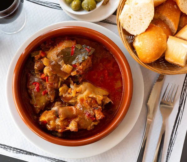 Patas de cerdo estofadas en salsa —  Fotos de Stock