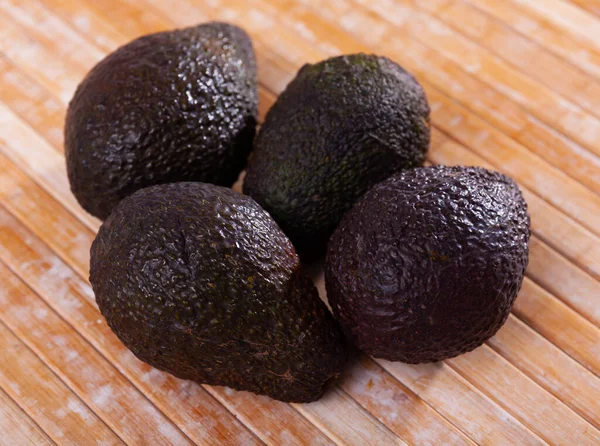 Ripe whole avocado — Stock fotografie