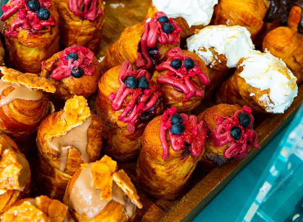 Torte tradizionali turche alla crema pasticcera sulla vetrina — Foto Stock