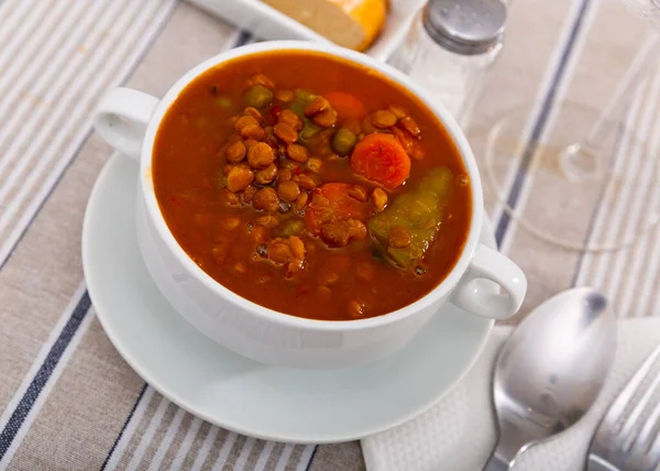 Sopa popular hecha de lentejas con verduras — Foto de Stock