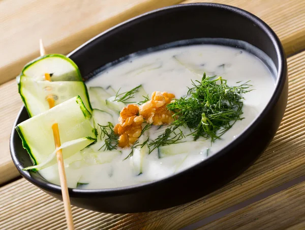 Tarator - zimna zupa z jogurtu i ogórków — Zdjęcie stockowe