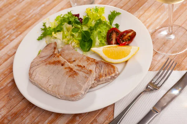 Tuna fillet with tomato salad and lettuce — Stock Photo, Image