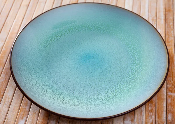 Lege ronde blauwe plaat op houten tafel — Stockfoto