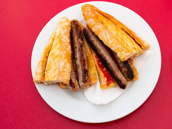 Ζεστό σάντουιτς με λουκάνικο Longaniza με σάλτσα — Φωτογραφία Αρχείου