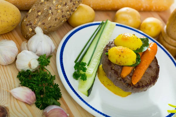 Suela de ternera con patatas nuevas al horno, zanahorias — Foto de Stock