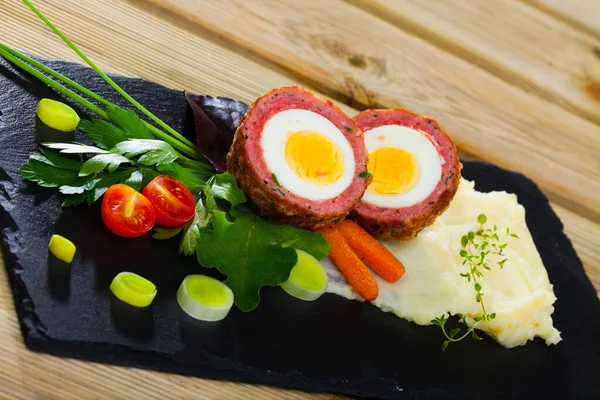 Dish scotch egg with tomatoes, mashed potatoes and greens, traditional Scottish cuisine — Stock Photo, Image