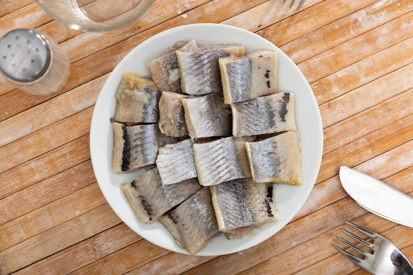 Solené nakládané sledě ryby servírované na keramickém talíři — Stock fotografie