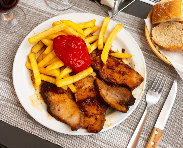 Geroosterde karbonadeschijfjes met gebakken aardappelen en rode peper — Stockfoto