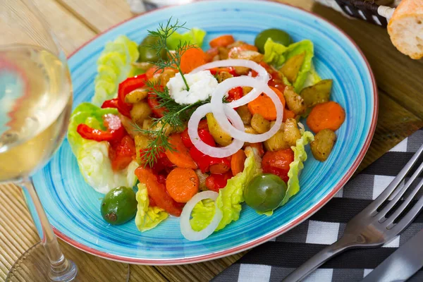 Теплий салат з запеченими овочами — стокове фото