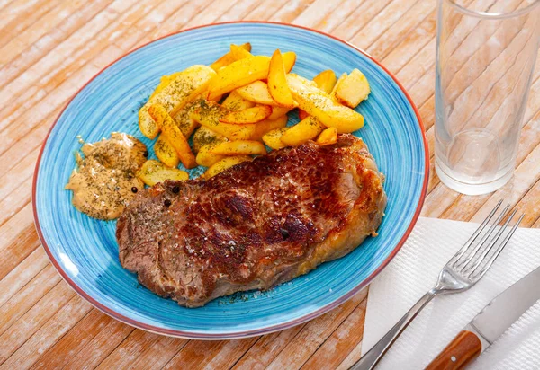 Entrecote de ternera picante con patatas y salsa al horno — Foto de Stock