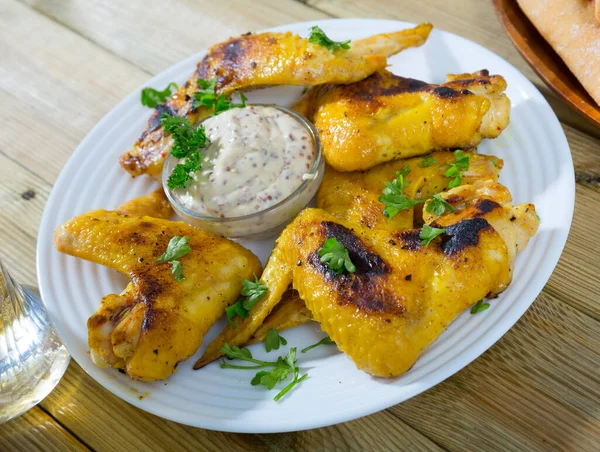 Grilled chicken wings with spicy sauce — Stock Photo, Image