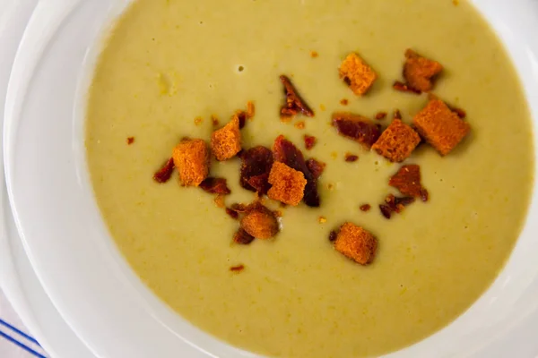 Vegetable soup puree with croutons — Stockfoto