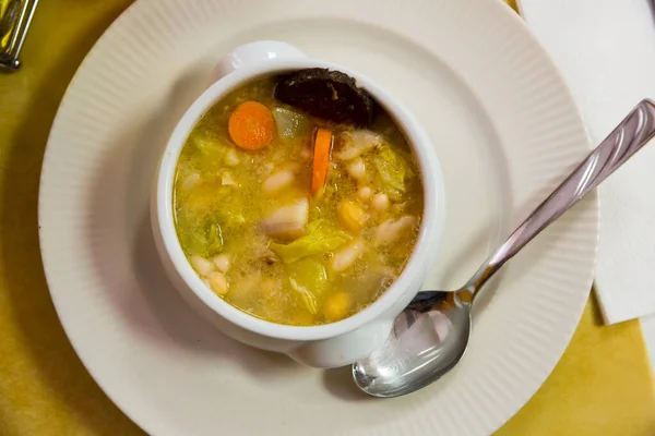 Katalanische Bohnensuppe mit gekochten Karotten, Kartoffeln und Blutwurst — Stockfoto