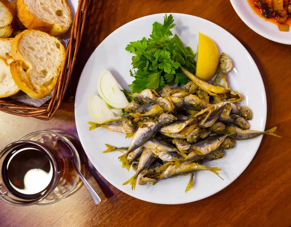 Delicious fried red mullet fish with parsley and lemon — Stock Photo, Image