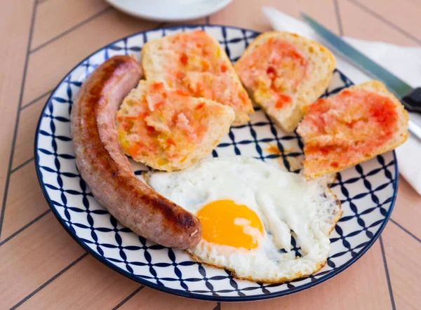 Ontbijt met roerei, worst en tomaten — Stockfoto