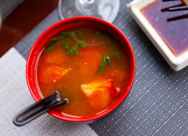 アジアのスパイシーなトマトスープ — ストック写真