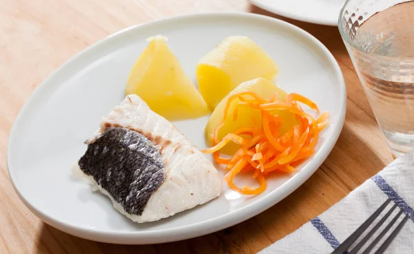 Steamed hake with grated carrot and potatoes — Stock Photo, Image