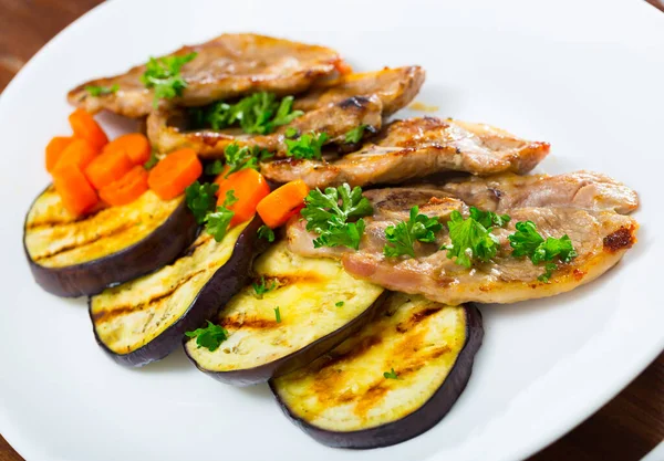 Mutton chuletas servidas con verduras a la parrilla — Foto de Stock