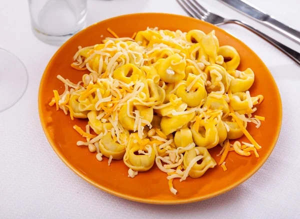 Kleine smakelijke ravioli met kaas op tafel — Stockfoto