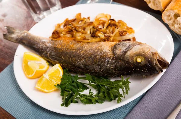 Horno de pescado de lubina al horno — Foto de Stock