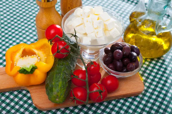 Salada de legumes fresca grega tradicional com queijo feta e ervas — Fotografia de Stock