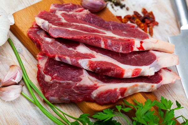 신선 한 파슬리와 곁들인 날고기 고기 스테이크 — 스톡 사진