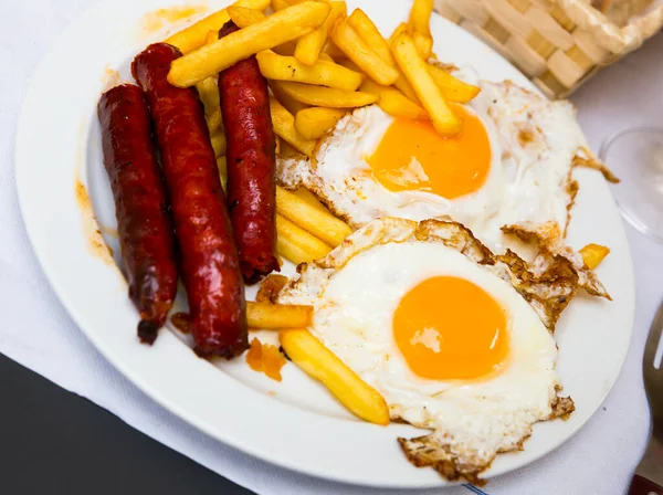 Huevos con chistorra. Rántotta kolbásszal és burgonyával. — Stock Fotó