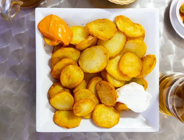 Fırında pişirilmiş lezzetli sarı baharatlı patates, bravas servis edilir. — Stok fotoğraf
