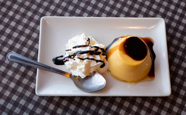 Sobremesa popular de cozinha espanhola Flan con nata — Fotografia de Stock