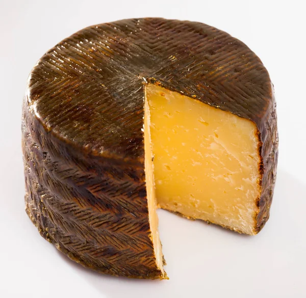 Roda de queijo Manchego com fatia de corte — Fotografia de Stock