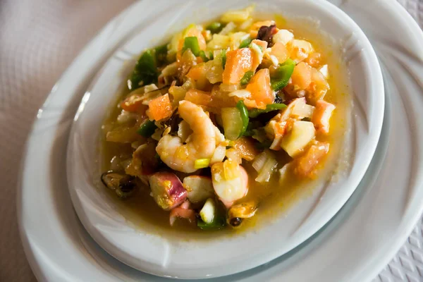 Piring masakan Mediterania, makanan laut direbus wit hvegets dan saus — Stok Foto