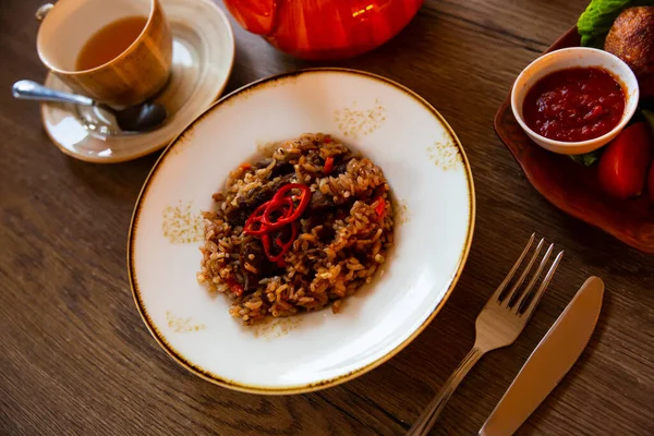 Uzbek pilaf with rice, meat, carrots and onions — Stockfoto