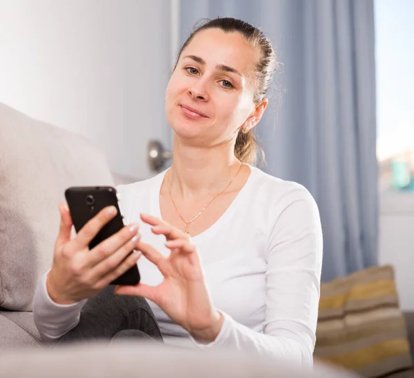 Mujer mensajes de texto en su teléfono inteligente — Foto de Stock