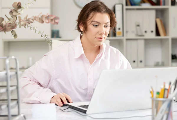 Προσωπογραφία της γυναίκας λογιστή που κάθεται στο γραφείο και εργάζεται — Φωτογραφία Αρχείου